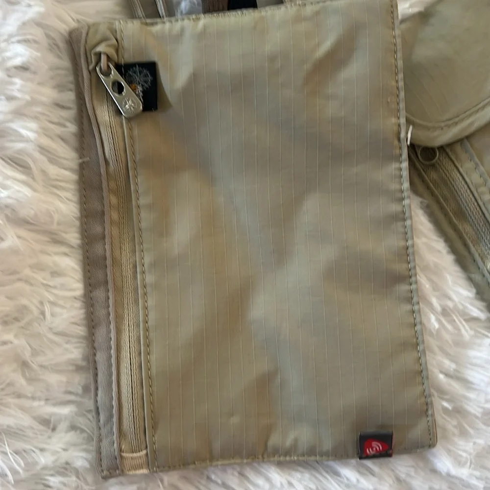 Lewis N Clark RFID blocking travel pouch and adjustable neck wallet - Picture 2 of 13